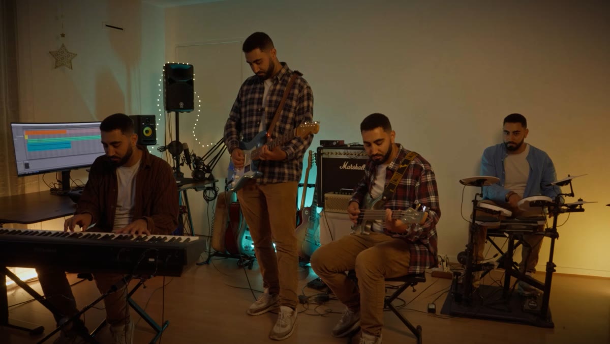 Montage où Hicham Berrada joue à la fois des claviers, des guitares et de la batterie