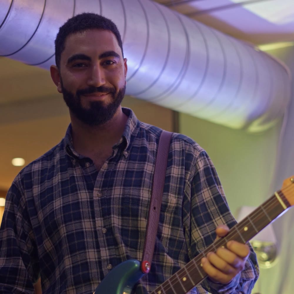 Portrait de Hicham Berrada avec sa guitare électrique