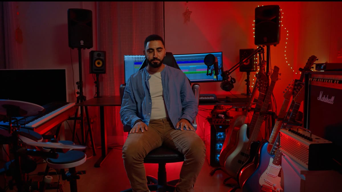 Hicham Berrada dans son studio, entouré de guitares et d’amplis